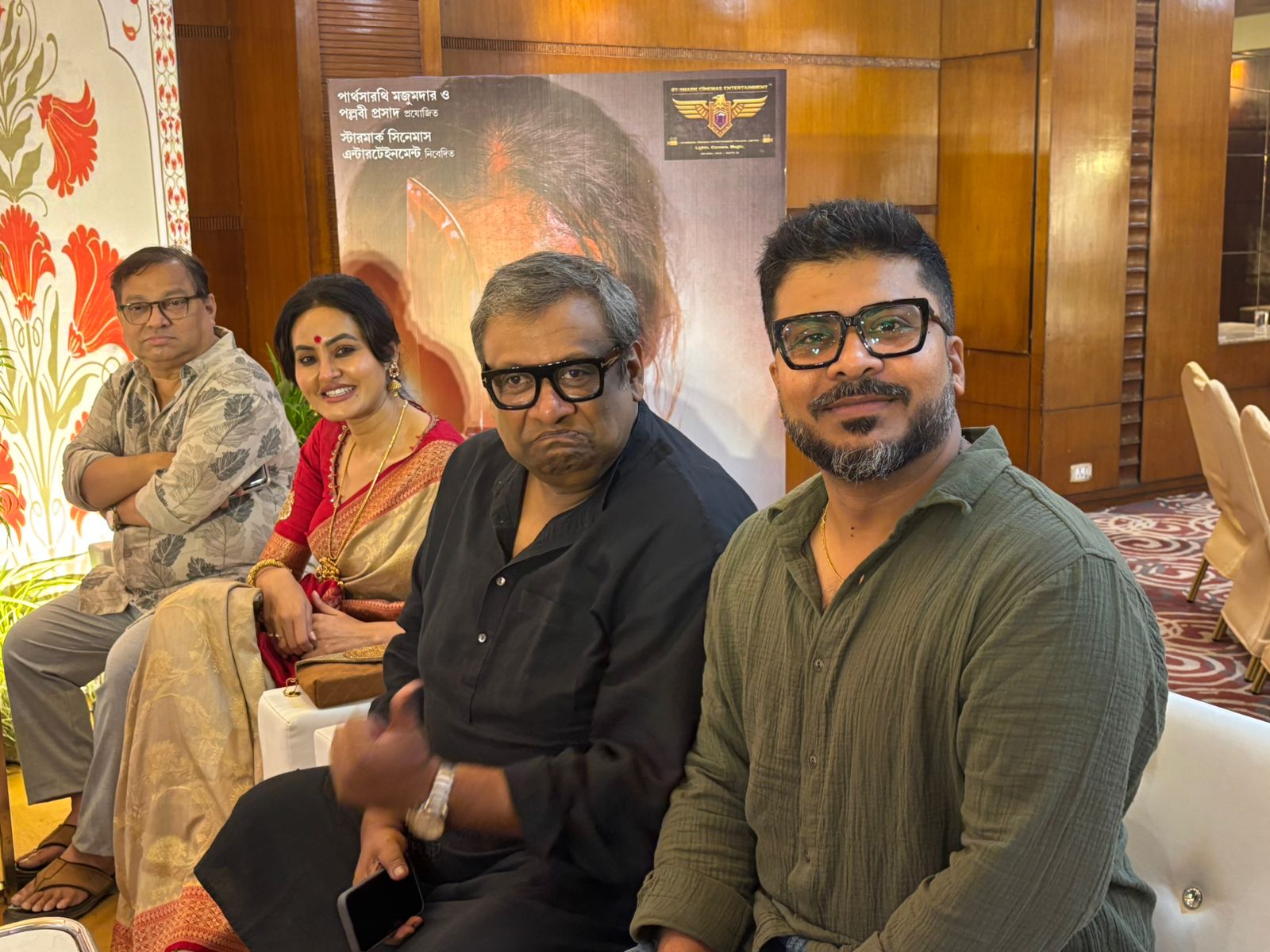 ছবির ঘরানা: তবে ‘ওয়েটিং রুম’ কোনও থ্রিলার নয়, জানাচ্ছেন কৌশিক নিজেই। তাঁর কথায়, “এ ছবিটা এক মহিলার বিচিত্র, রঙিন জীবনের গল্প। প্রায় ২৫ বছরের জার্নি দেখানো হবে পর্দায়।”
